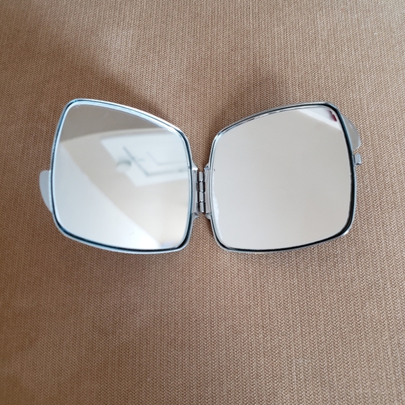 Vintage Beatles Compact - Picture 2 of 4